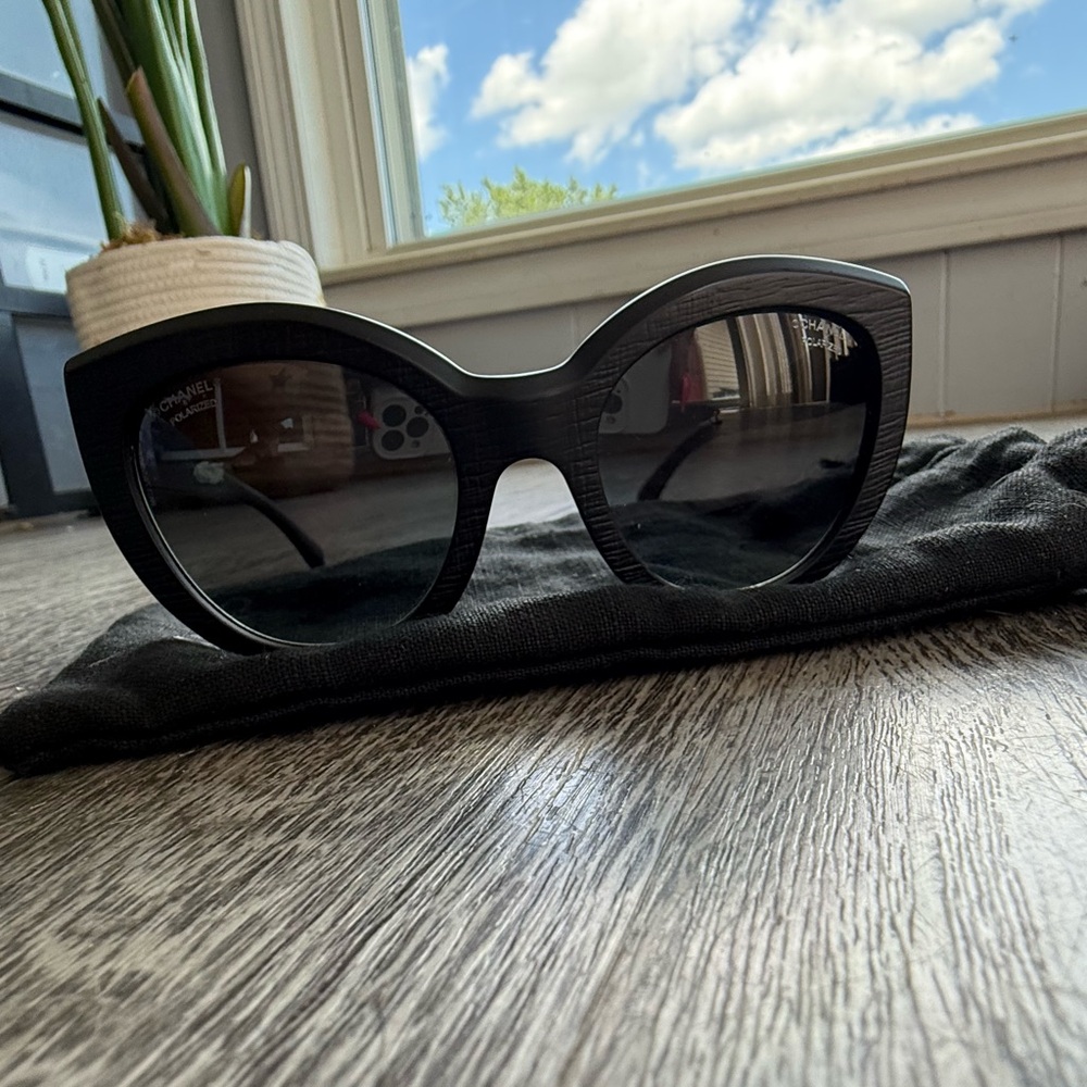 🚫Sold🚫 CHANEL Elegant Black Sunglasses - Picture 3 of 6